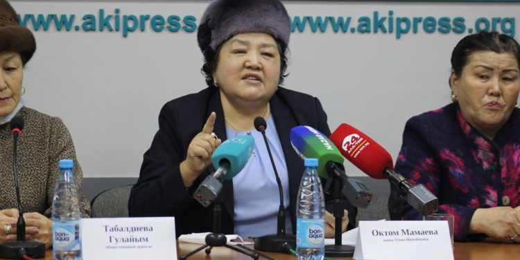 «Жооп берсин!» Кой-Таш окуясында каза болгон офицердин апасы Равшан Жээнбековду сотко берет