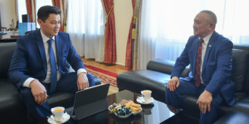 Өкмөт башчы Улукбек Марипов Олимпиада чемпиону Каныбек Осмоналиев менен жолукту