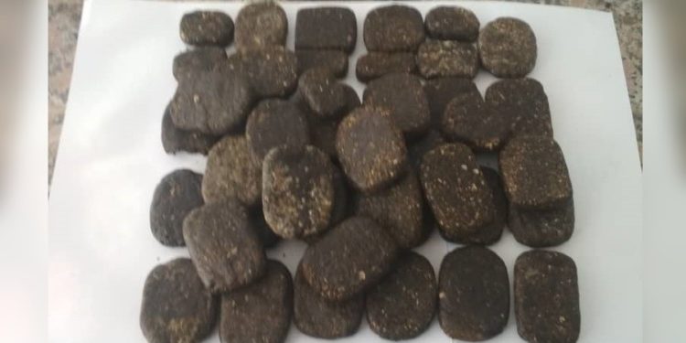 Ош — Бишкек жолунда бара жаткан унаадан 40 таңгак баңгизат табылды