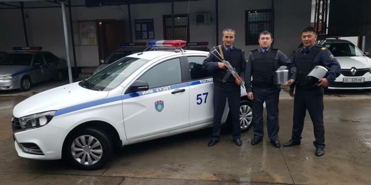 Милиция кызматкерлери бычактан жаракат алган адамдын өмүрүн сактап калышты