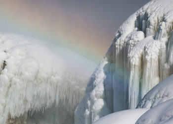 Абанын кескин өзгөрүшүнөн улам тоңуп калган Ниагара шаркыратмасы (сүрөт)