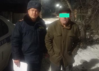 Кайгуул кызматкерлери адашып кеткен жаранды таап, үйүнө жеткиришти