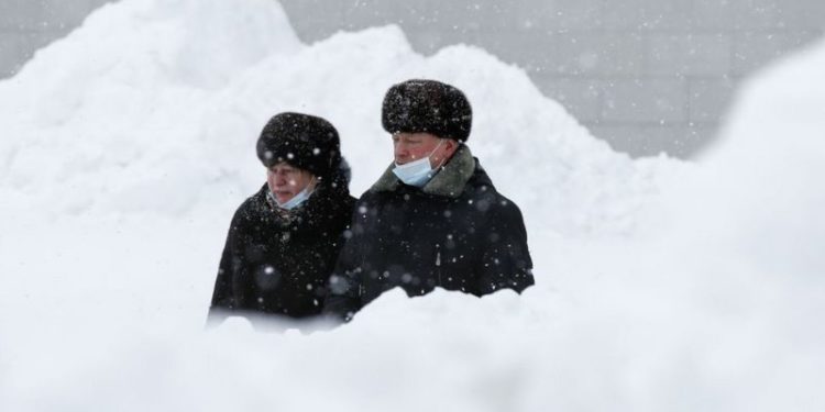 Москвада болуп көрбөгөндөй кар жаап, бир адам каза болду