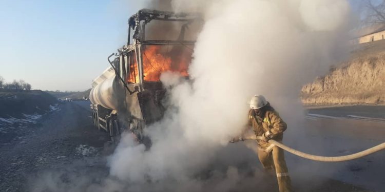 Ош-Бишкек унаа жолунда күйүүчү май ташыган унаа өрттөндү