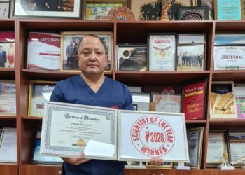 Сабырбек Жумабеков эл аралык “Жылдын окумуштуусу 2020” сыйлыгын жеңип алды