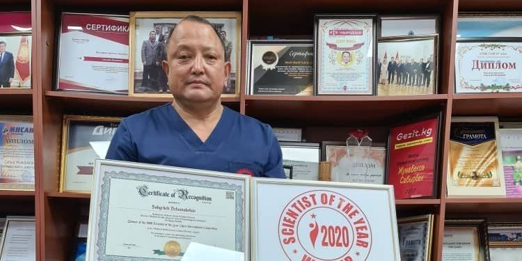 Сабырбек Жумабеков эл аралык “Жылдын окумуштуусу 2020” сыйлыгын жеңип алды
