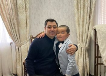 Мектеби көгөрүп кетип Садыр Жапаровго кайрылуу жолдогон окуучу президентке жолукту