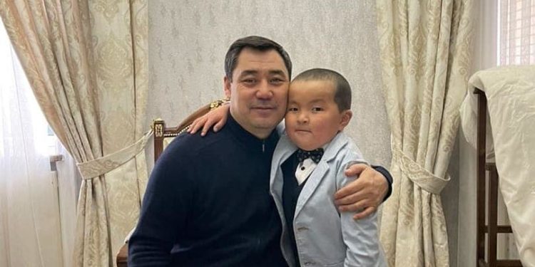 Мектеби көгөрүп кетип Садыр Жапаровго кайрылуу жолдогон окуучу президентке жолукту