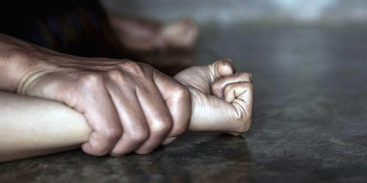 Ошто 16 жаштагы окуучу кызды зордуктады деген шек менен эки жигит кармалды