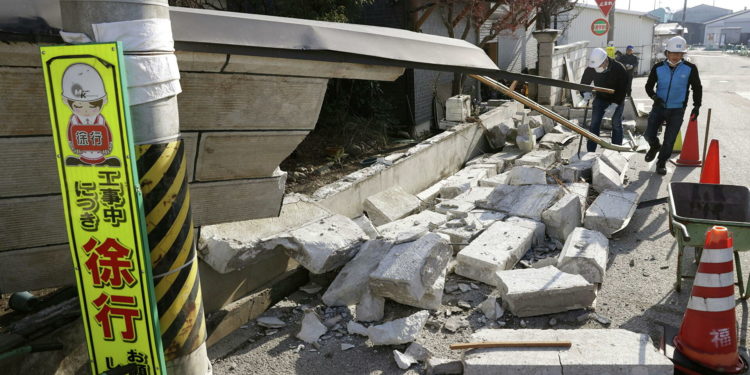 Япониядагы жер титирөөдөн кеминде 124 адам жаракат алды