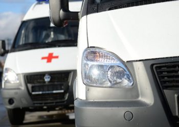 Нарында айдоочу рулга ээ боло албай жолдон чыгып, 2 адам жаракат алды