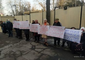 Кой-Таш окуясында жаракат алгандар УКМКнын алдына митингге чыгышты