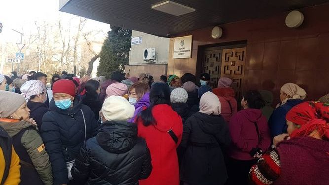 «Ош базардын» соодагерлери митингге чыгышты