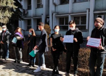 Окуу акысын төмөндөтүү талабы менен студенттер митингге чыгышты