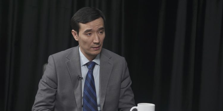 Юрист Медер Алиев: “Конституциялык кеңешмеге кирген 20 депутаттын экөөсүнөн башкасы басып да келген жок”