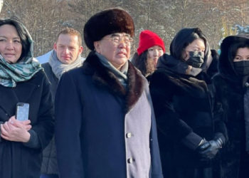 Айдар Акаевдин жылдыгында анын мүрзөсүнө жакындары эстелик орнотушту