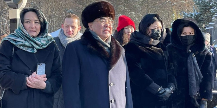 Айдар Акаевдин жылдыгында анын мүрзөсүнө жакындары эстелик орнотушту