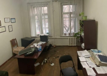 «Слово Кыргызстана» гезитинин башкы редакторунун милдетин аткаруучу Аскерованы сабап кетишти