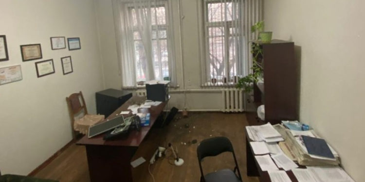 «Слово Кыргызстана» гезитинин башкы редакторунун милдетин аткаруучу Аскерованы сабап кетишти