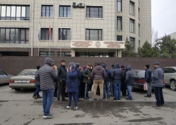 Ден соолугунун мүмкүнчүлүгү чектелген жарандар Каржы полициясынын алдына митингге чыгышты