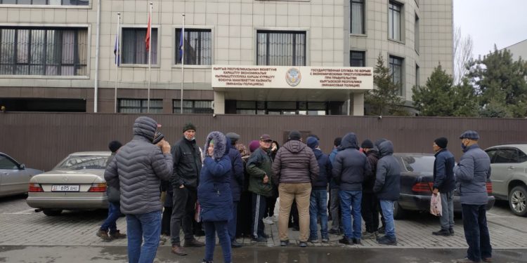 Ден соолугунун мүмкүнчүлүгү чектелген жарандар Каржы полициясынын алдына митингге чыгышты