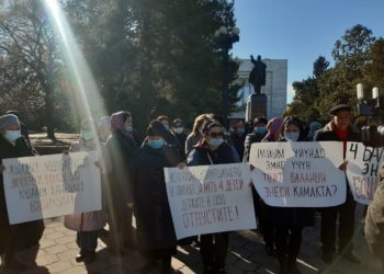 Митингчилер: «4 баланын күнөөсүз энесин кармап, Матраимовду бошотуп жиберген бийликке нааразыбыз»