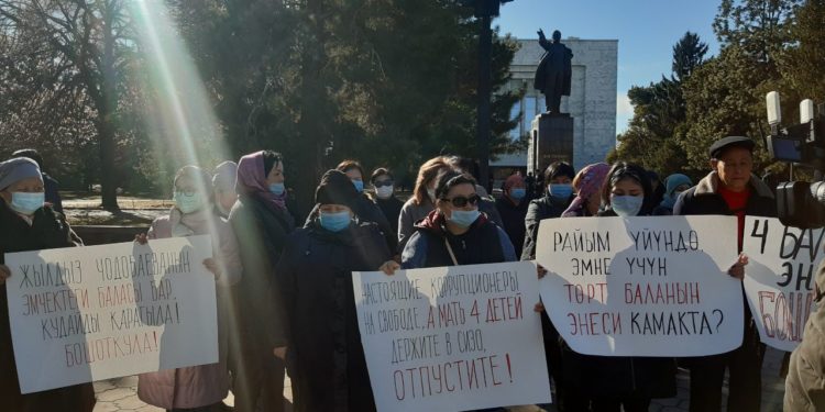 Митингчилер: «4 баланын күнөөсүз энесин кармап, Матраимовду бошотуп жиберген бийликке нааразыбыз»