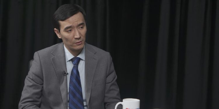 Юрист Медер Алиев: “Ачуу чындык! Бирок парламентаризм эң жакшы система”