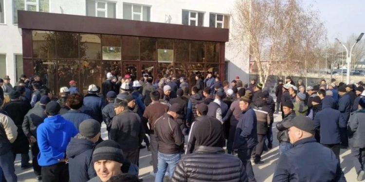 Баткенде митинг. Эл Мариповдун Төрткүл боюнча туура эмес маалымат бергенинен улам толкуп жатабы?