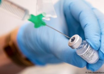 Садыр Жапаров Орус бийлигинен кыргызстандык мигранттарды коронавируска каршы эмдөөдөн өткөрүүнү өтүндү