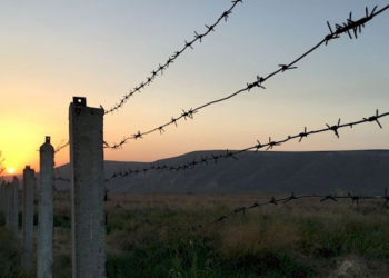 Жалал-Абаддын тургундары Ала-Бука аймагында айрым жерлерге чек ара зымын тартууга каршы чыгышты