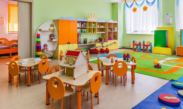 Ата-энелер бала бакчаларда нөөмөттүк топторду ачууну талап кылышууда