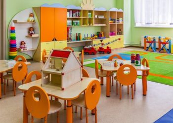 Ата-энелер бала бакчаларда нөөмөттүк топторду ачууну талап кылышууда