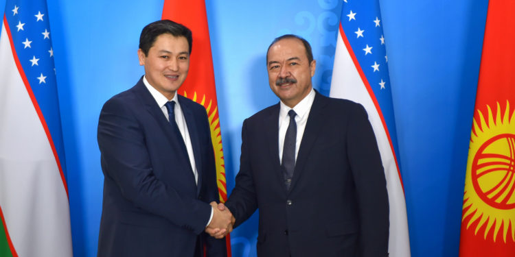 Марипов Арипов менен жолугуп, чек ара тууралуу сүйлөштү