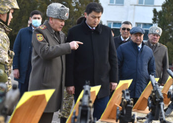Өкмөт башчы Улукбек Марипов Кой-Таштагы аскер бөлүгүнө барды