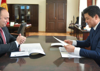 Өкмөт башчы Улукбек Марипов Түркиянын Кыргызстандагы элчиси Женгиз Фыратты кабыл алды