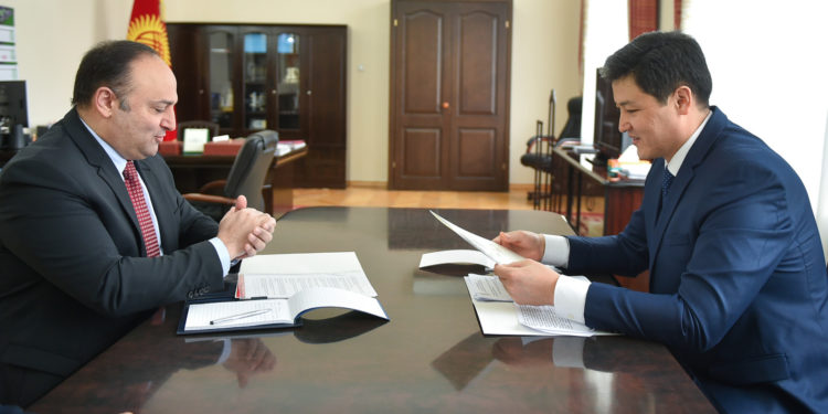 Өкмөт башчы Улукбек Марипов Түркиянын Кыргызстандагы элчиси Женгиз Фыратты кабыл алды