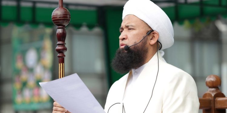 Максатбек Токтомушев Муфтияттын эсепчиси пара берип жаткан жеринен тартылган делген видео тууралуу эмне дейт?