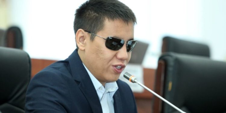 Депутат Бекешев: «Курсан Асановду үй камагына чыгаруу керек»