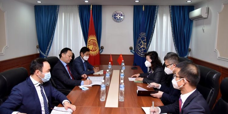 Тышкы иштер министри Казакбаев Кытайдын ЖОЖдорунун филиалдарын Кыргызстанда ачууну сунуштады