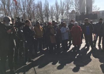 Ак Үйдүн алдында премьер-министрликке талапкер Улукбек Мариповго каршы митинг өтүп жатат