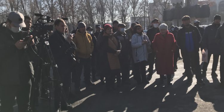 Ак Үйдүн алдында премьер-министрликке талапкер Улукбек Мариповго каршы митинг өтүп жатат