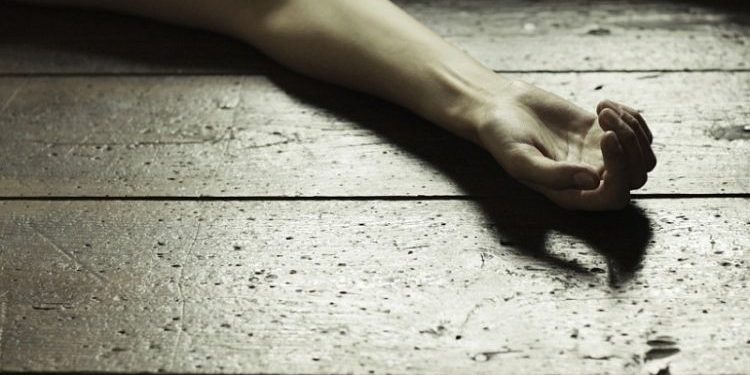 Бишкектин 5-кичи районундагы үйлөрдүн биринен аял кишинин жансыз денеси табылды