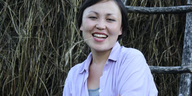 Балдарын өзүнүн атына каттатып алгандыгы үчүн жазуучу Алтын Капалованы Мамкаттоо кызматы сотко берди