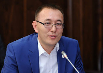 Улуттук банктын төрагасы эмне үчүн 120 миң сом айлык аларын айтты