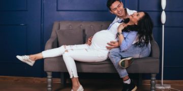 Актёр Анвар Осмоналиев менен жубайы кыздуу болду