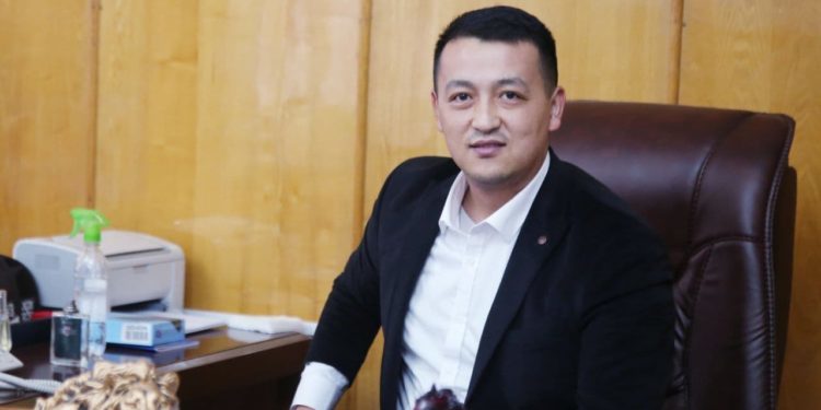 Улукбек Марипов бир тууганын Ноокат районунун акими кызматынан бошотту