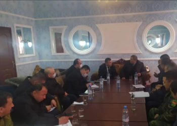 Кыргызстан Тажик тарап менен чек арада кармалгандарды үйлөрүнө кайтаруу маселесин сүйлөштү