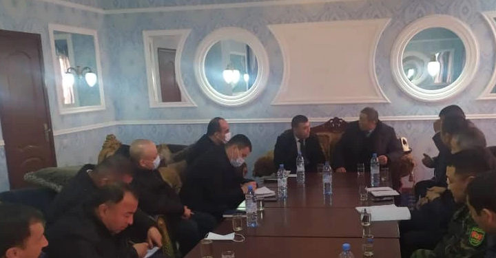 Кыргызстан Тажик тарап менен чек арада кармалгандарды үйлөрүнө кайтаруу маселесин сүйлөштү