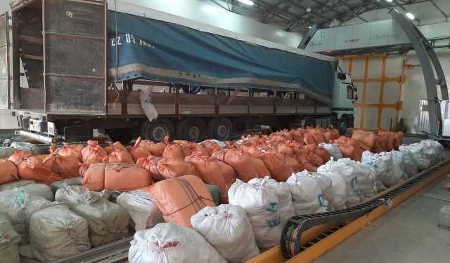 Бажы кызматынын кызматкерлери тарабынан наркы 10 миллион сомдук декларацияланбаган товар аныкталды (сүрөт)